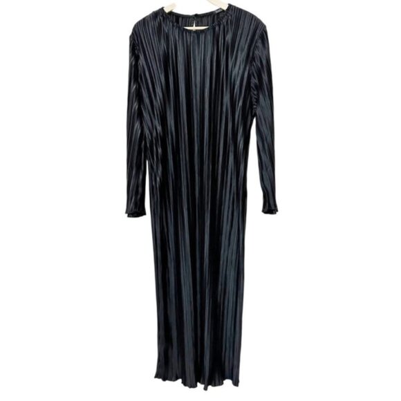 NWT Boohoo Black Satin Pleated Maxi Dress - Size 24 - Picture 1 of 6